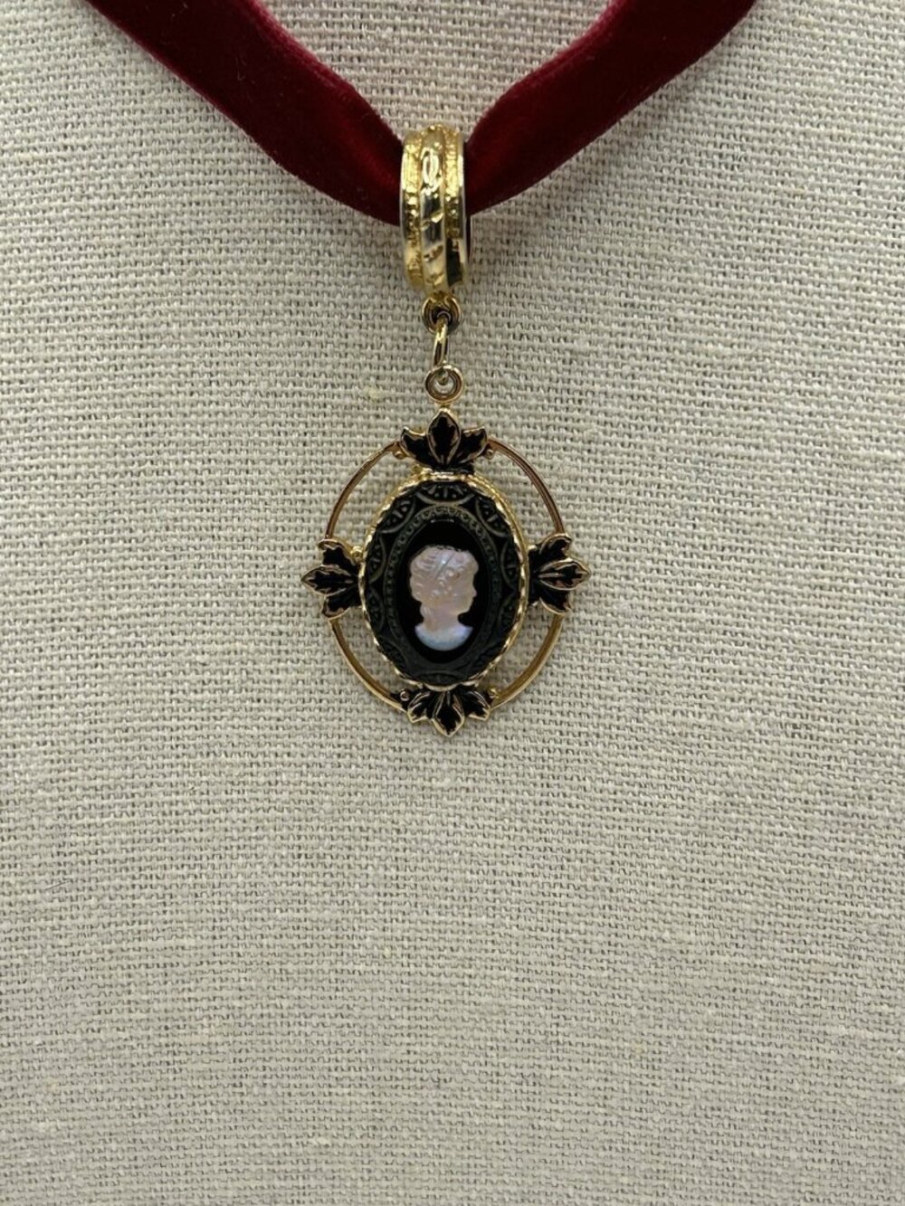 Vintage Style Cameo Choker Necklace Burgundy Velvet Gold Tone Pendant Red Lady - Picture 2 of 8